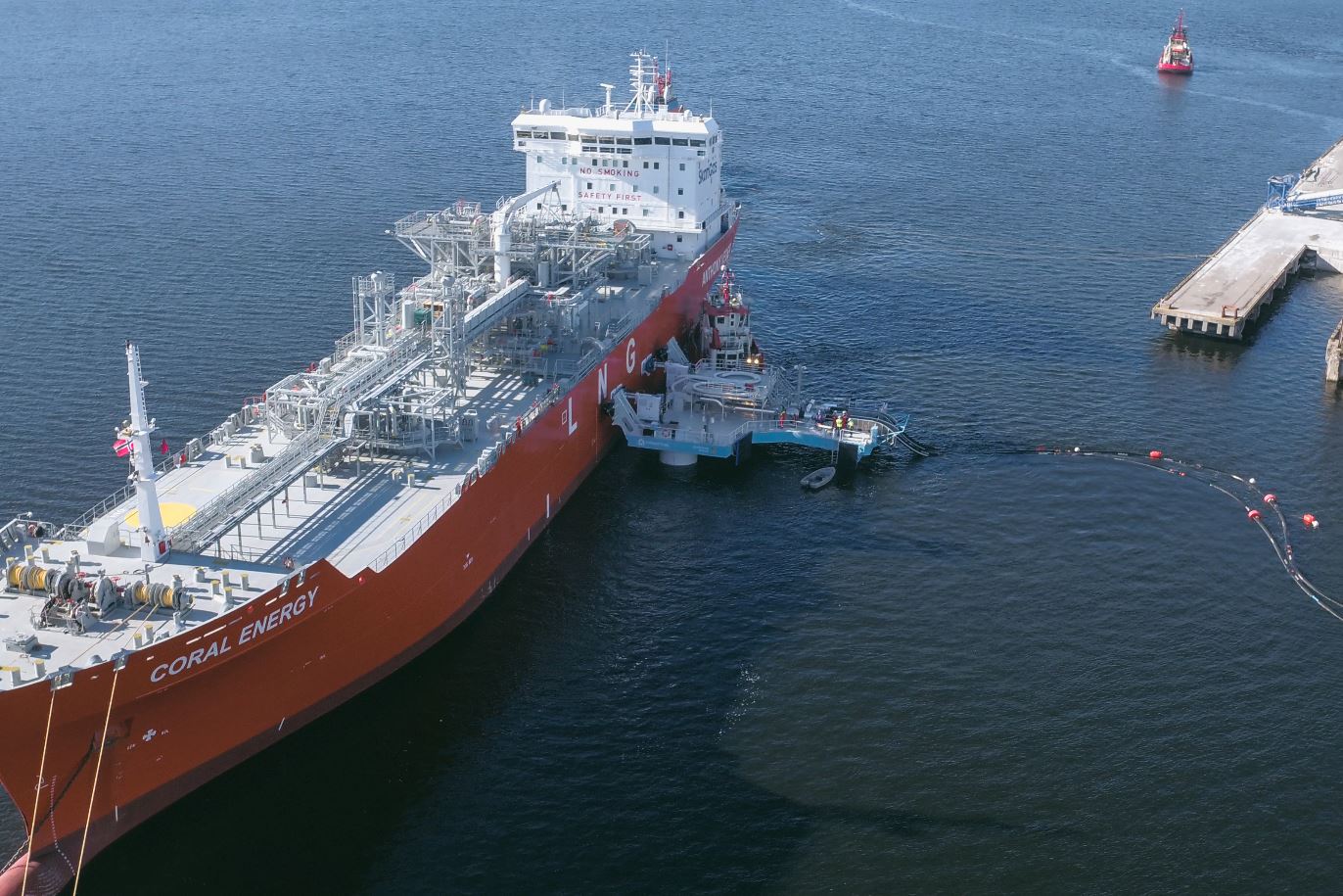 Traditional Jetty vs Jettyless LNG